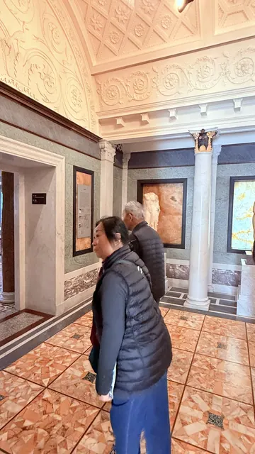 住戶參觀以大理石地面與廊柱裝飾的展廳