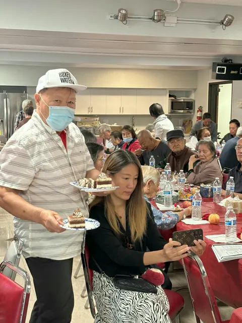 義工在生日會上為大家分送生日蛋糕