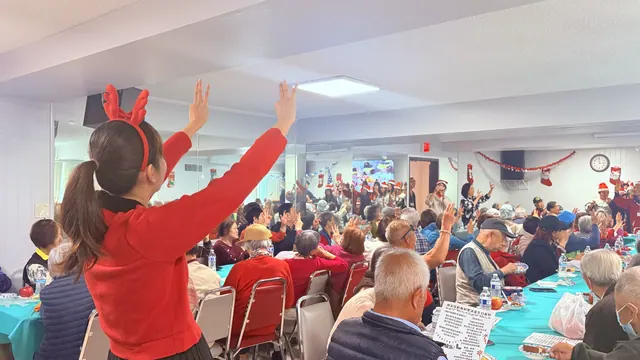 戴著馴鹿髮箍的表演者帶領全場一起做舞蹈動作