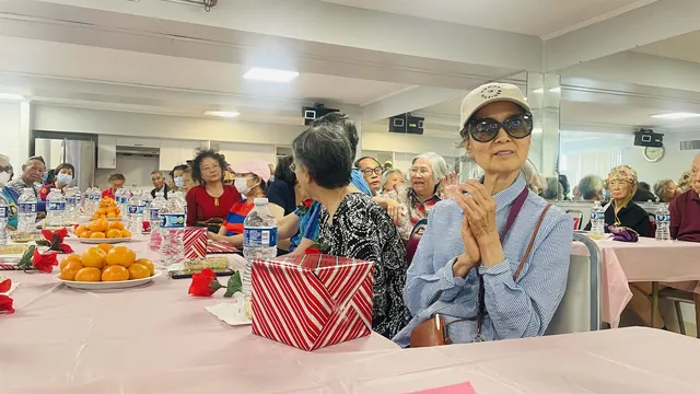 生日會上住戶鼓掌慶祝