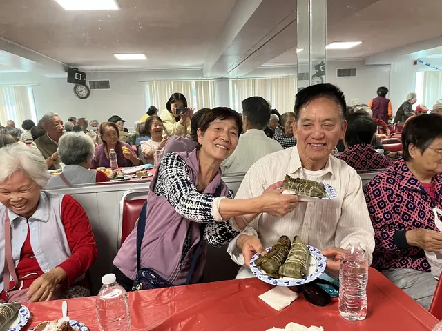 住戶在生日會上分享粽子