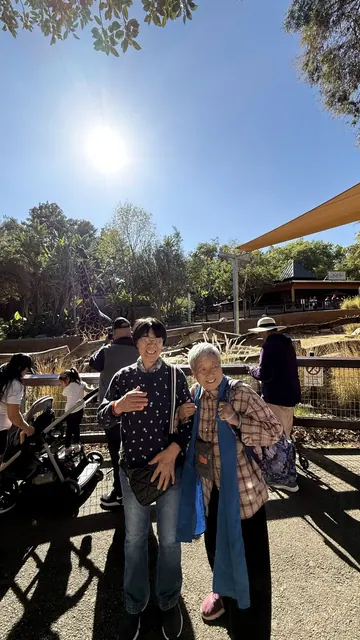 兩位住戶在園區內合影留念