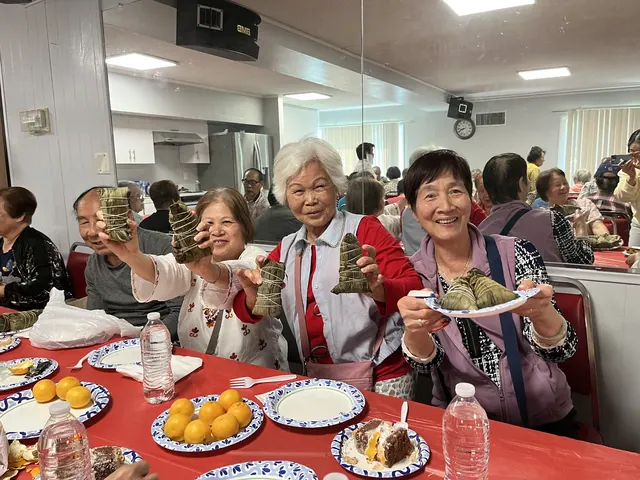 住戶舉起粽子開心合影