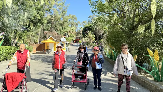 住戶們在陽光下的園區步道上揮手