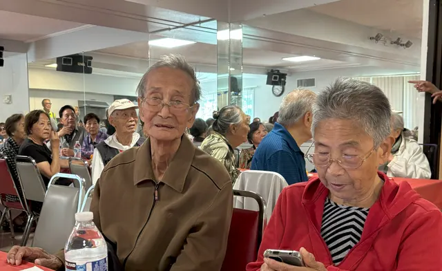 住戶齊聚活動室歡慶五月生日會暨端午節