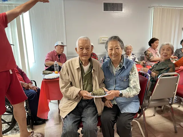 兩位住戶手捧粽子合影