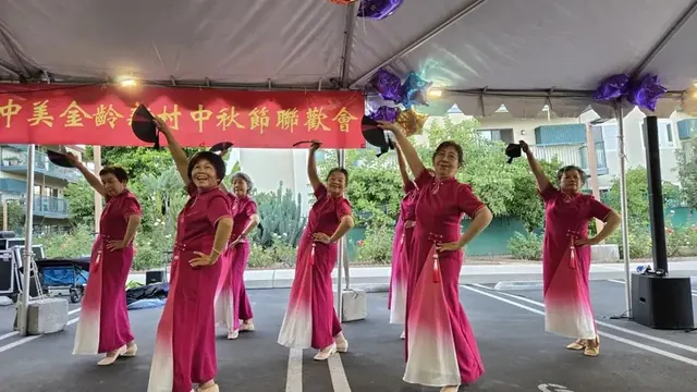 住戶身著旗袍表演舞蹈