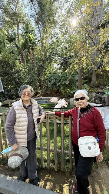 兩位住戶在園區展區圍欄前留影